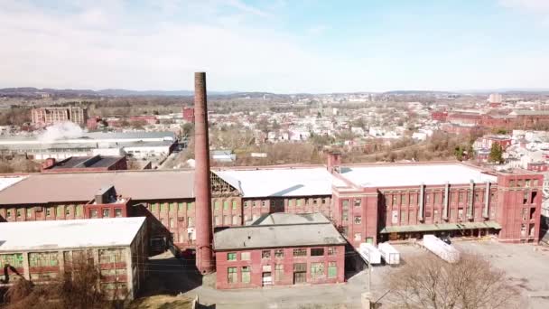 Aerial Forladt Amerikansk Fabrik Med Smokestack Nær Reading Pennsylvania – Stock-video