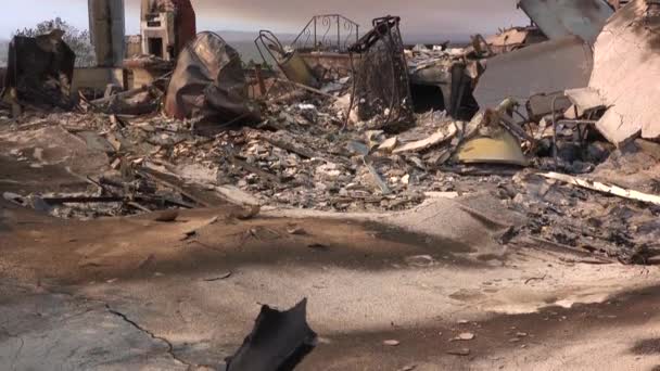 Наклон Показывает Обугленные Останки Дома После Пожара 2017 Года Округе — стоковое видео