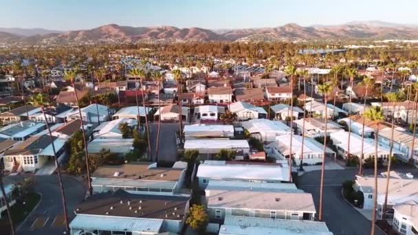Lotnictwo Nad Przedmieściami Południowej Kalifornii Rozkwit Port Mieszkania Pobliżu Ventura — Wideo stockowe