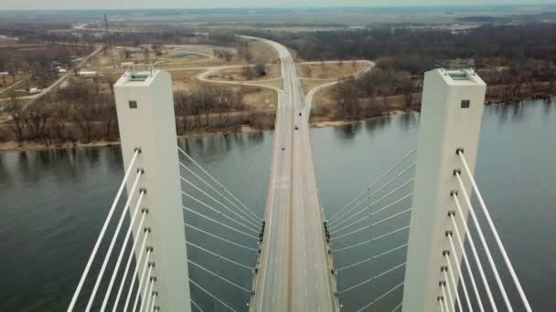 Antenne Einer Hängebrücke Über Den Mississippi Der Nähe Von Burlington — Stockvideo