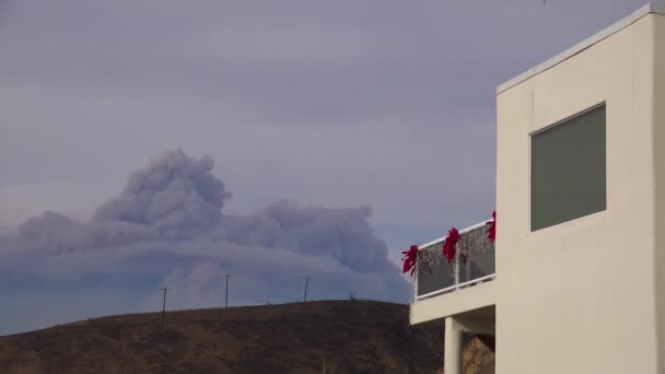 Enorme Nube Fumo Cenere Sorge Dall Incendio Thomas Ojai California — Video Stock