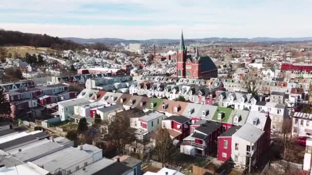 Luftaufnahme Einer Typischen Pennsylvania Stadt Mit Reihenhäusern Und Einer Großen — Stockvideo