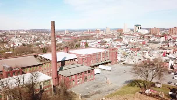 Aerial Forladt Amerikansk Fabrik Med Smokestack Nær Reading Pennsylvania – Stock-video