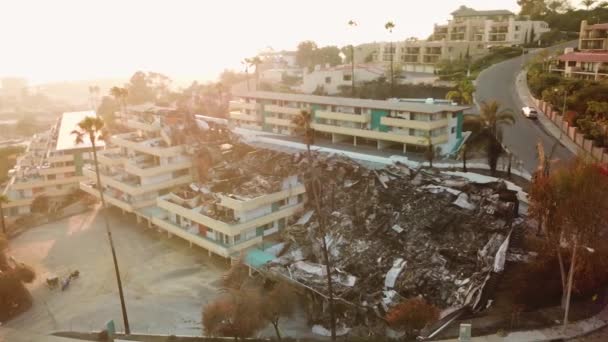 カリフォルニア州ベンチュラの火災によって破壊された丘の中腹のアパートの建物の上空2017年のトーマス山火事に続いて — ストック動画