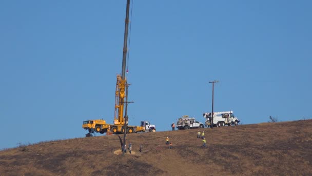 Sce 전화선 대원들이 토마스 파이어 이후불타 언덕에 전력선에서 일하고 — 비디오