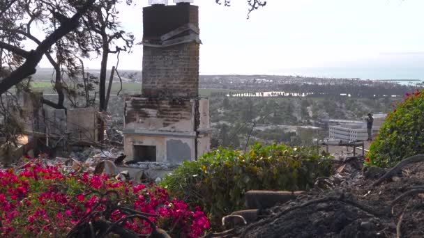 Una Casa Quemada Sienta Una Ladera Después Del Incendio Thomas — Vídeos de Stock