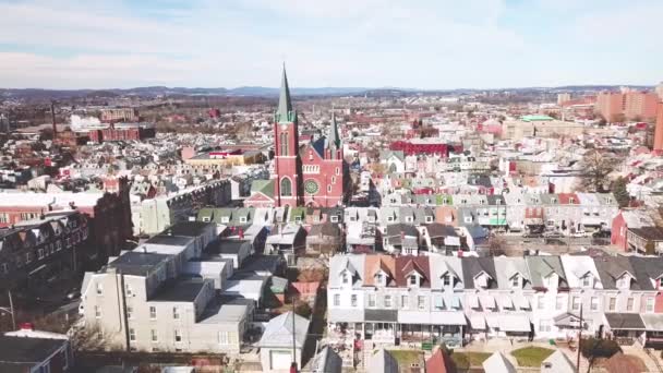 Flygfoto Typiska Pennsylvania Stad Med Rowhouses Och Stora Kyrkan Eller — Stockvideo