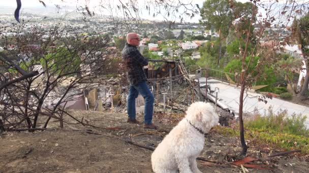 Een Man Zijn Hond Staan Voor Een Verbrand Huis Thomas — Stockvideo