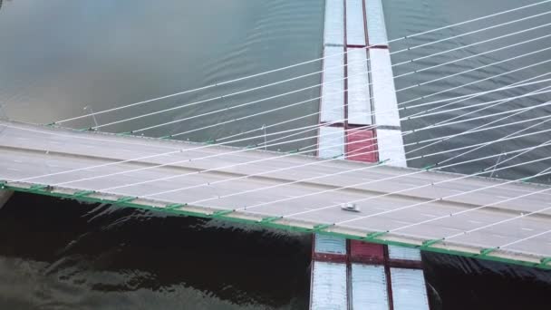 一艘由拖船推动的煤船在爱荷华州伯灵顿附近驶过密西西比河 并展望吊桥的前景 — 图库视频影像