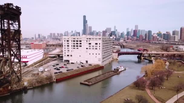 Aereo Una Chiatta Che Viaggia Lungo Fiume Chicago Con Sfondo — Video Stock