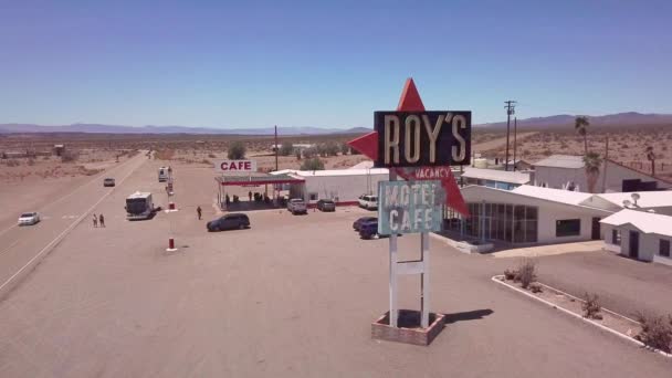 Drone Antenne Boven Een Eenzaam Woestijn Tankstation Hotel Motel Cafe — Stockvideo