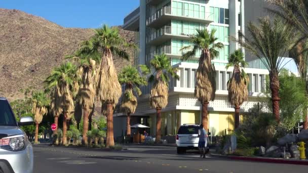 位于加利福尼亚州棕榈泉市的一幢办公楼或一套现代公寓的立柱拍摄 — 图库视频影像