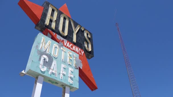 Lövöldözés Egy Elhagyatott Sivatagi Benzinkútról Egy Motel Kávézó Tábláról Mojave — Stock videók