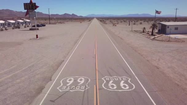 Drone Anteny Nad Samotną Pustynną Autostradą Arizonie Route Malowane Chodniku — Wideo stockowe