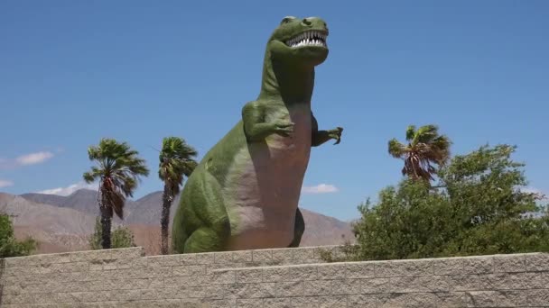 Een Gigantische Kunstmatige Dinosaurus Doemt Bezoekers Als Een Attractie Langs — Stockvideo