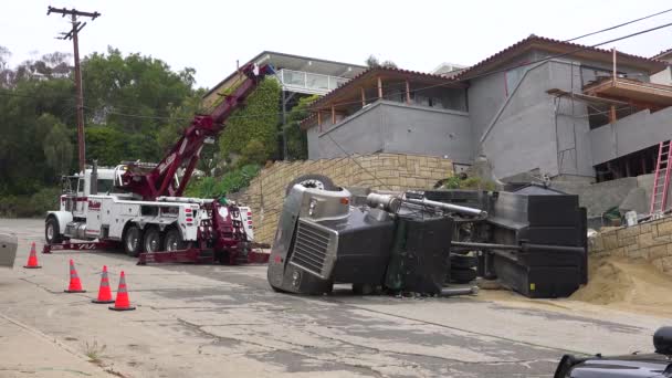 Kipper Überschlägt Sich Bei Unfall Auf Baustelle — Stockvideo