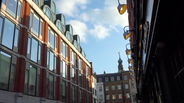 Het Vestigen Van Shot Van Een Straat Londen Omvat Appartementen — Stockvideo