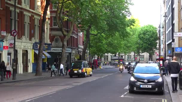 Traditionelle Londoner Taxis Fahren Eine Straße Einem Innenstadtviertel Entlang — Stockvideo