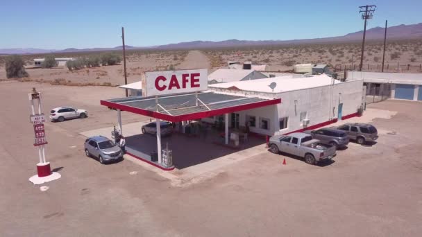 Drone Aereo Una Stazione Gas Solitario Deserto Hotel Motel Caffè — Video Stock