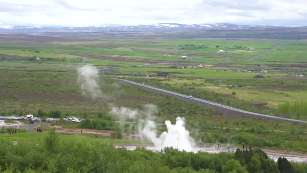Islandský Slavný Gejzír Strokkur Vybuchuje Islandskou Krajinou Pozadí — Stock video