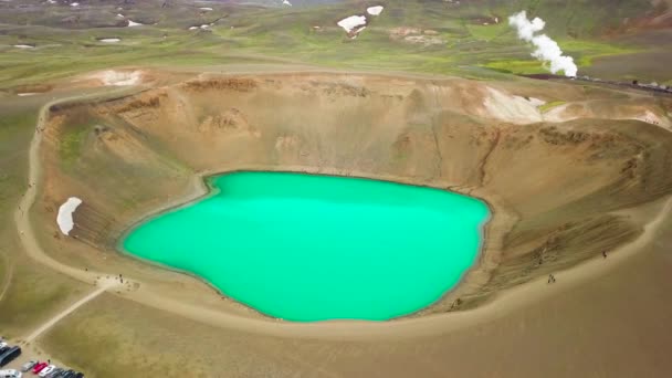 Беспилотник Сфотографировал Геотермальную Зону Фла Исландии Зелеными Лаками Горячими Котлетами — стоковое видео