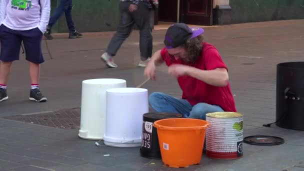 Músico Rua Toca Bateria Uma Rua Londres — Vídeo de Stock