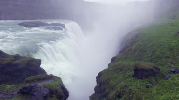 Spektakularny Masywny Wodospad Gullfoss Płynie Wąskiego Kanionu Islandii — Wideo stockowe