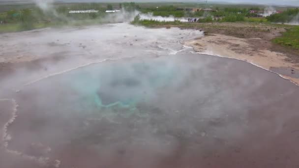 ストロックル間欠泉の近くのアイスランドの地熱地域の温水プール — ストック動画