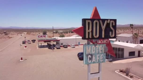 在莫哈韦沙漠的一个偏僻的沙漠加油站和旅馆咖啡店上空盘旋 — 图库视频影像