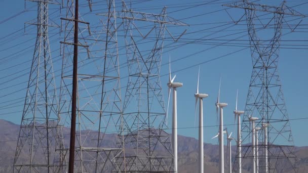 Turbinas Eólicas Giram Deserto Perto Linhas Postes Energia Deserto Mojave — Vídeo de Stock