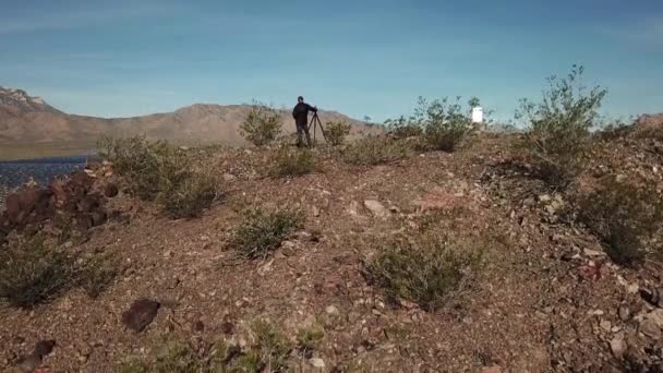 Avión Tripulado Fotógrafo Pie Cima Una Colina Con Vistas Una — Vídeos de Stock