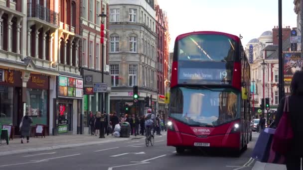 Ônibus Dois Andares Passando Pelo Distrito Teatro Londres — Vídeo de Stock