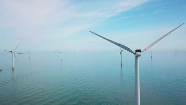 在英格兰海岸外海面上的风车和涡轮机上 有引人注目的无人驾驶航空器 — 图库视频影像