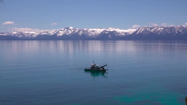 Barco Pesca Nas Águas Serenas Calmas Lago Tahoe — Vídeo de Stock