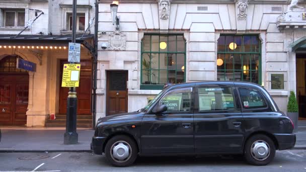 Taxi Londra Parcheggiato Fuori Ristorante Pub — Video Stock