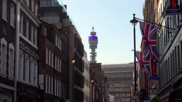 Estabelecendo Tiro Uma Rua Londres Com Torre Distância — Vídeo de Stock