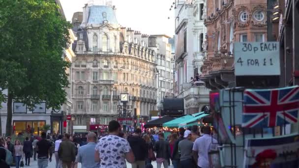 Muito Tráfego Pedestres Movem Pela Leicester Square Londres Inglaterra — Vídeo de Stock