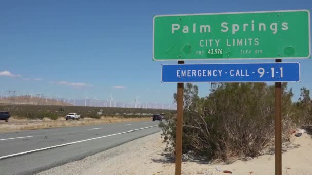 Highway Sign Verwelkomt Bezoekers Palm Springs Californië — Stockvideo