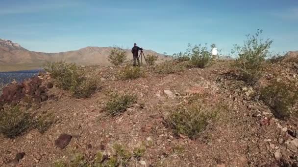 Drone Εναέρια Ενός Φωτογράφου Που Στέκεται Στην Κορυφή Ενός Λόφου — Αρχείο Βίντεο