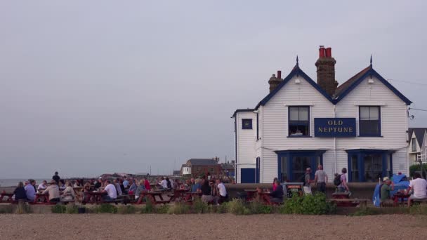 Good Establishing Shot Outdoor Picnic Area Pub Whitstable Bay Kent — Stock video