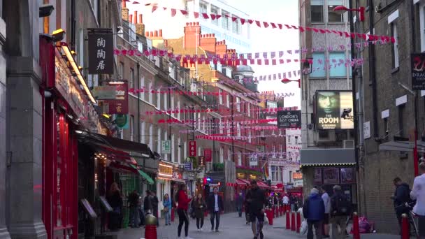 Ustanowienie Strzał Ulicy Londynie Chinatown Obejmuje Pieszych Mieszkań Firm — Wideo stockowe