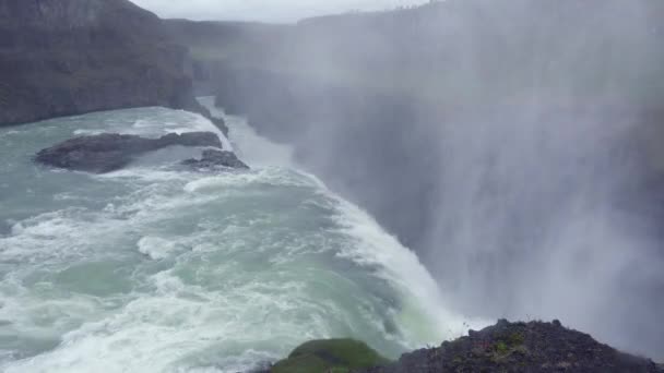 Det Spektakulära Och Massiva Vattenfallet Gullfoss Mynnar Smal Kanjon Island — Stockvideo