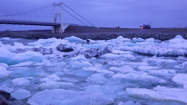 의차와 의빙하 만을가로지르는 다리를 아이슬란드 초호에서 — 비디오
