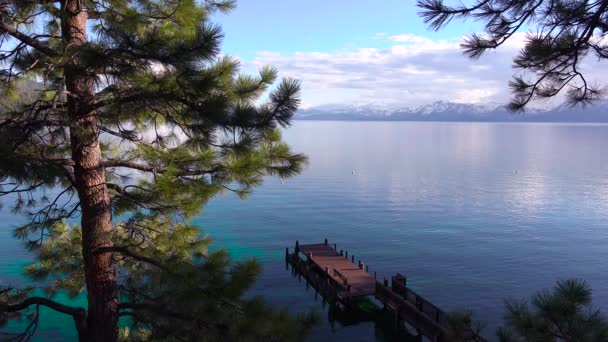 Muito Estabelecendo Tiro Das Margens Lago Tahoe Nevada Com Sierras — Vídeo de Stock