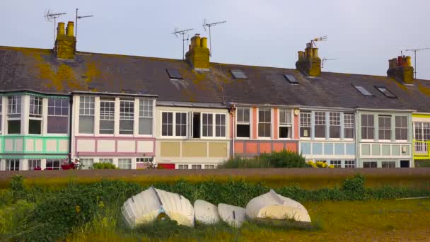 在英国海滨度假胜地的海滩上 漂亮而五彩斑斓的小房子或别墅排列在一条线上 — 图库视频影像