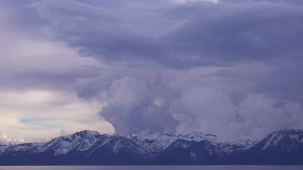 在雪地后面升起的雷雨云彩形成了美丽的时光 加利福尼亚塔荷湖附近的塔拉克与荒凉的荒野 — 图库视频影像