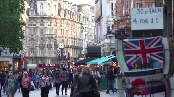 多くの足の交通と歩行者はレスター スクエア ロンドン イングランドを通って移動します — ストック動画