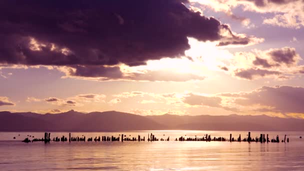 内华达州塔荷湖Glenbrook废弃码头后的美丽落日 — 图库视频影像