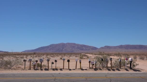 Caixas Correio Velhas Alinham Uma Estrada Solitária Através Deserto Mojave — Vídeo de Stock