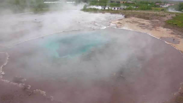 Słynny Gejzer Strokkur Islandii Wybucha Wraz Islandzką Wsią Tle — Wideo stockowe